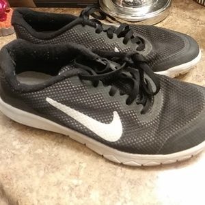 Nike shoes flex experience size 5